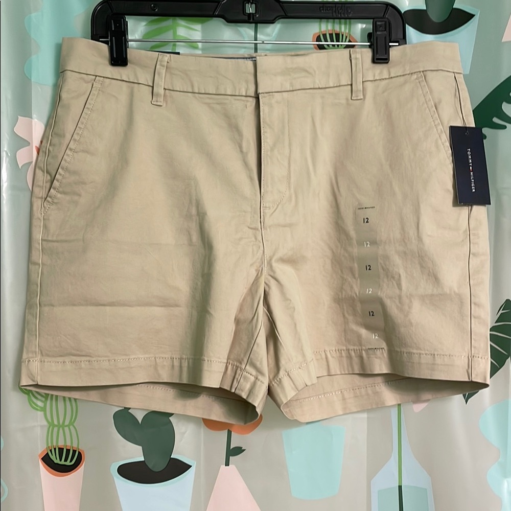Tommy Hilfiger Beige Women’s Khaki Flat Front Shorts Size 12 Brand New 5”